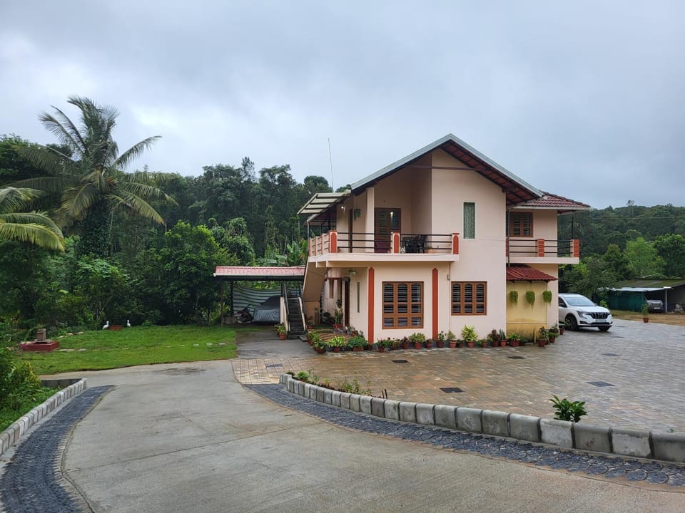 GoodVibes Homestay - 3BH, Home Food, Coffee Estate Vacation rental in Chikmagalur