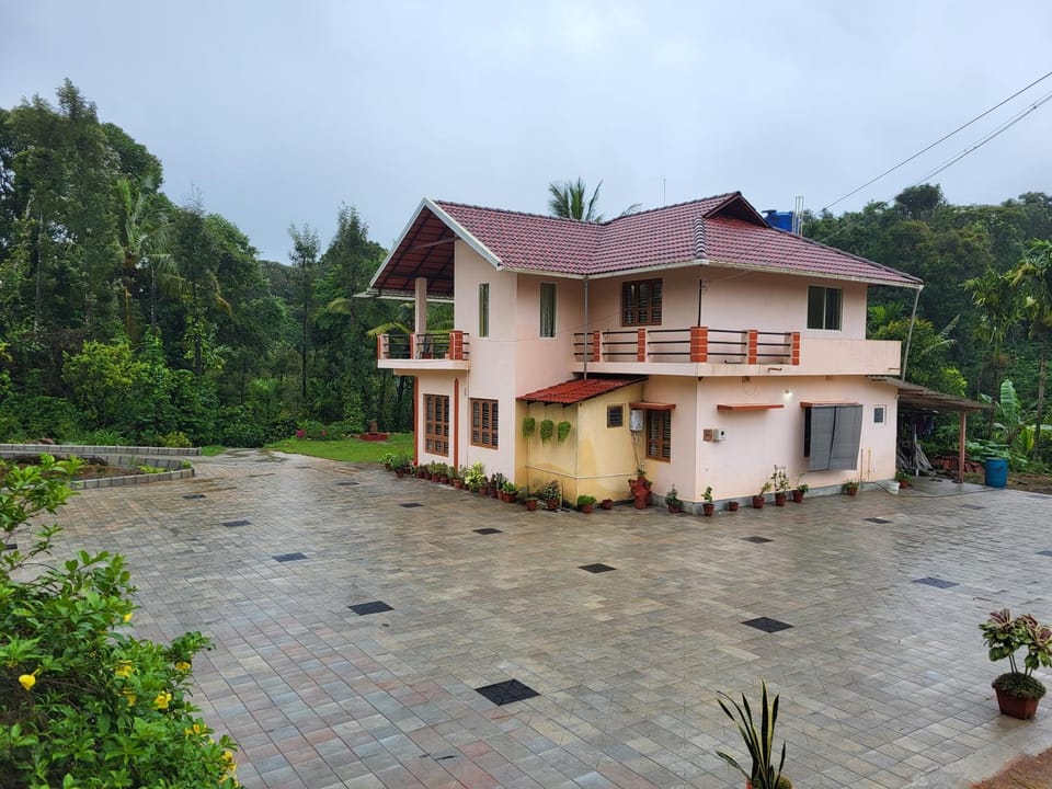 GoodVibes Homestay - 3BH, Home Food, Coffee Estate Vacation rental in Chikmagalur