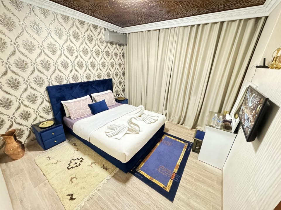Bed, TV and multimedia, Living room, Photo of the whole room, Seating area, Bedroom, air conditioner