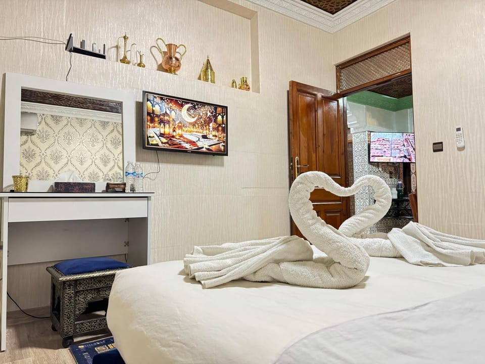 Bed, TV and multimedia, Photo of the whole room, Decorative detail, Bedroom, towels