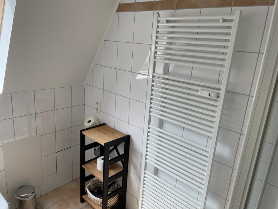 Shower, Toilet, Bathroom, heating, heating, towels, towels