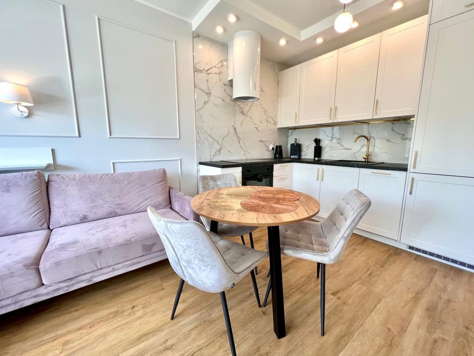 Kitchen or kitchenette, Dining area, stove