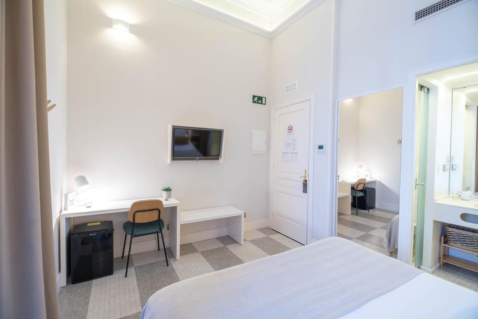 Photo of the whole room, Bedroom, hair dresser