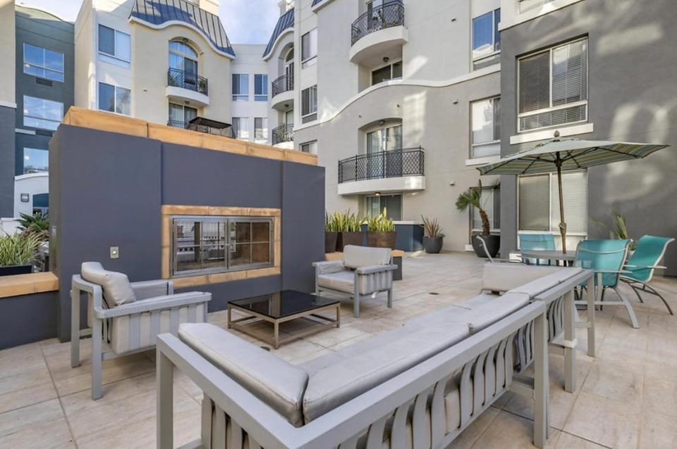 The Nest a Spacious 1 Bedroom Apartment with a Pool View Apartment in Marina del Rey