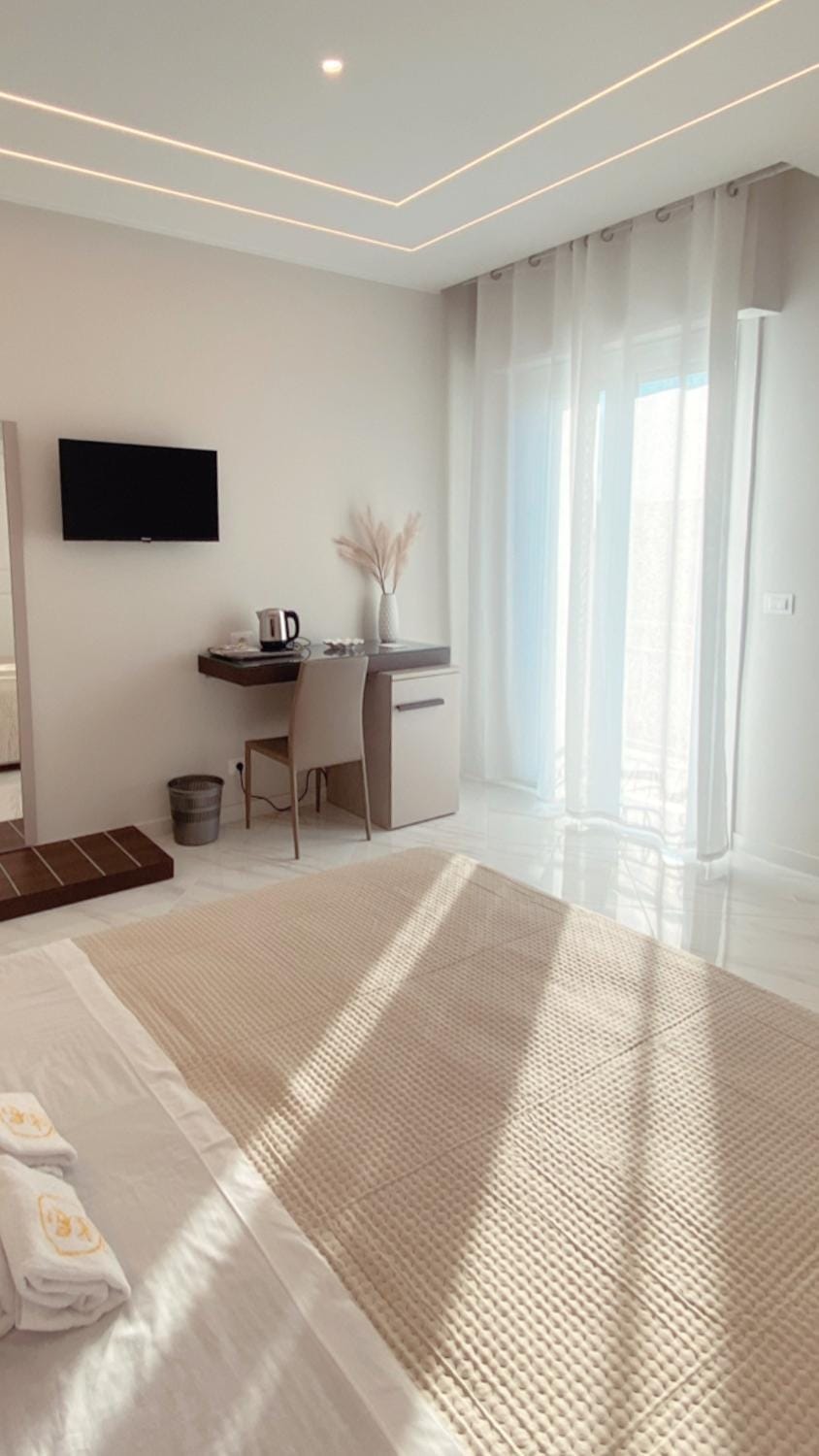 Bed, TV and multimedia, Photo of the whole room, Bedroom
