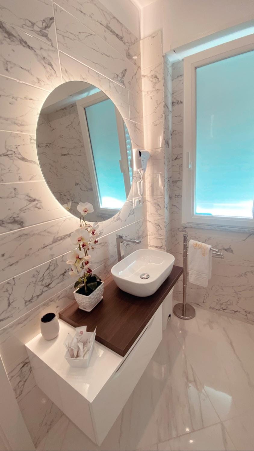 Bathroom, towels