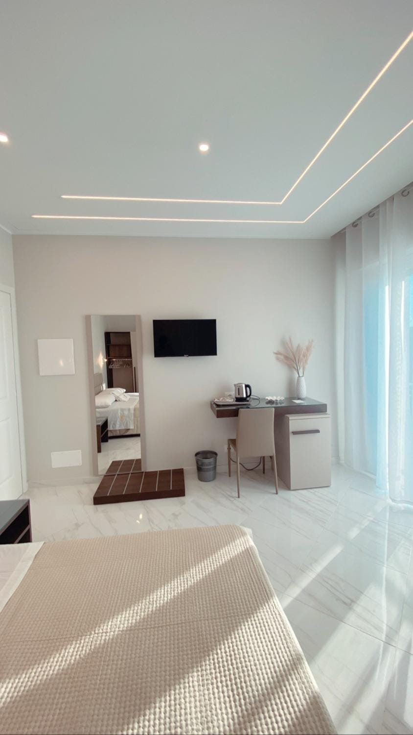 Bed, TV and multimedia, Photo of the whole room, Bedroom