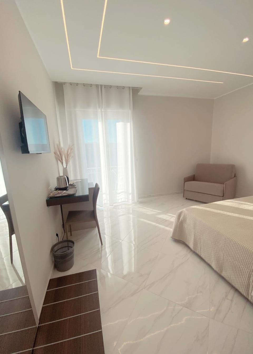 Bed, TV and multimedia, Photo of the whole room, Bedroom