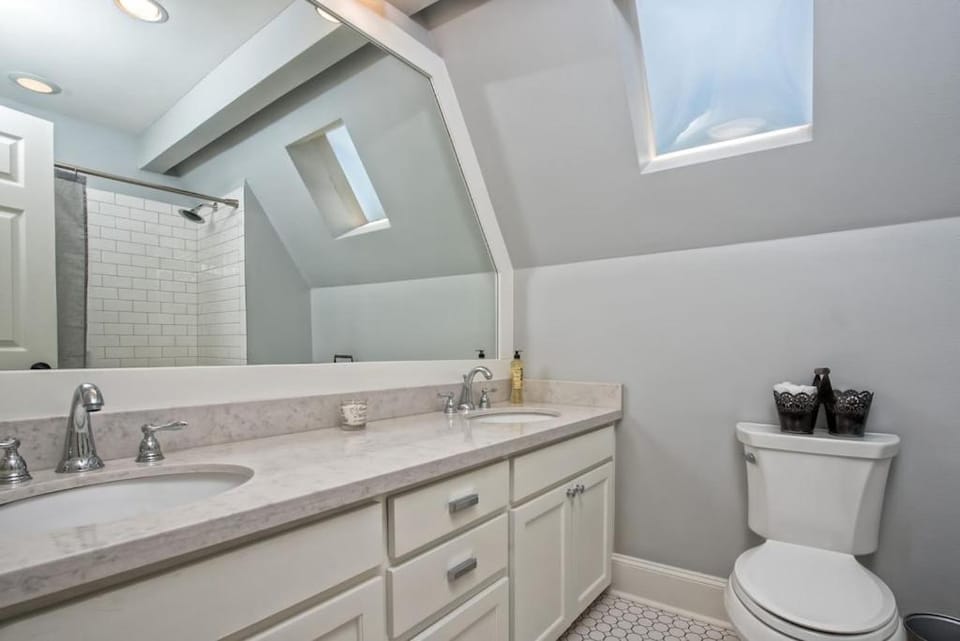 FIXER UPPER’s Original BARNDOMINIUM!! Sits on Private 16 wooded acres & lake House in Waco