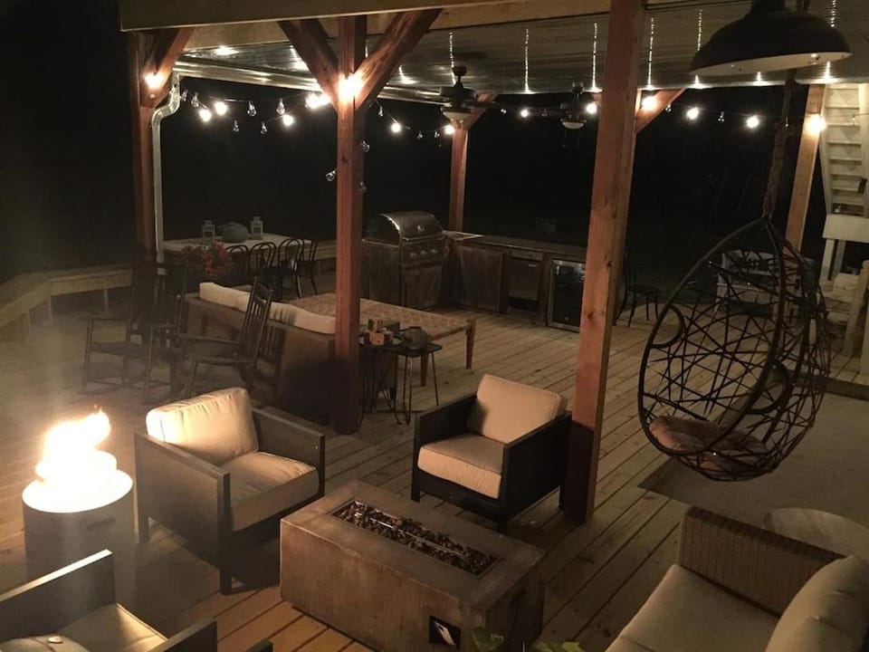 FIXER UPPER’s Original BARNDOMINIUM!! Sits on Private 16 wooded acres & lake House in Waco