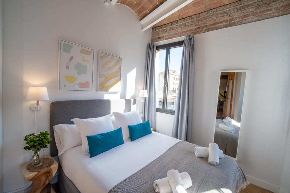 Photo of the whole room, Bedroom