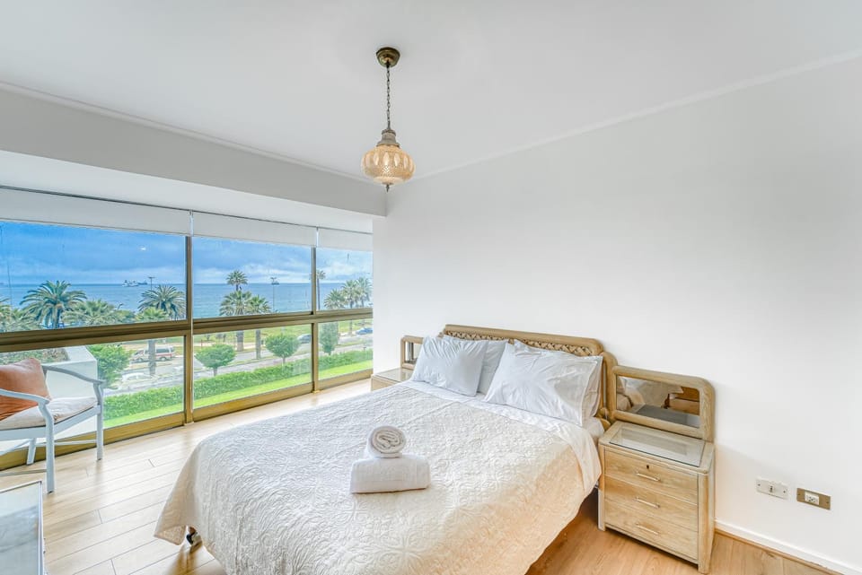Photo of the whole room, Sea view