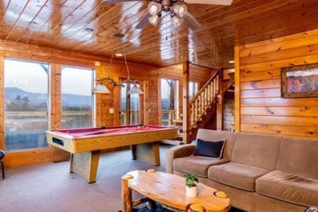 Dog Friendly Cabin, Hot Tub, 10 Mins to Dollywood , 3 Decks with Views, Sleeps 10, Near Parkway and Smoky Mountains, Cozy Living Space, 24H Support Cabin in Sevier County