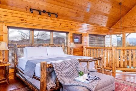 Dog Friendly Cabin, Hot Tub, 10 Mins to Dollywood , 3 Decks with Views, Sleeps 10, Near Parkway and Smoky Mountains, Cozy Living Space, 24H Support Cabin in Sevier County