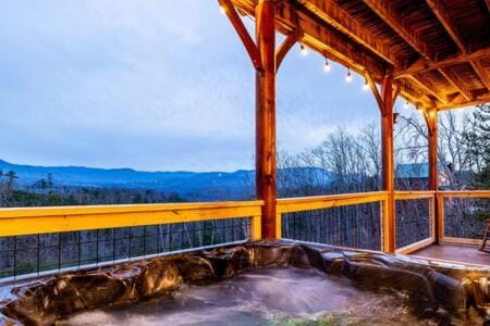 Dog Friendly Cabin, Hot Tub, 10 Mins to Dollywood , 3 Decks with Views, Sleeps 10, Near Parkway and Smoky Mountains, Cozy Living Space, 24H Support Cabin in Sevier County