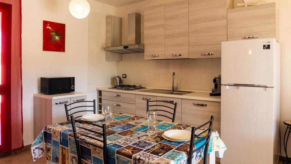 Kitchen or kitchenette, Dining area, dishwasher, minibar, stove