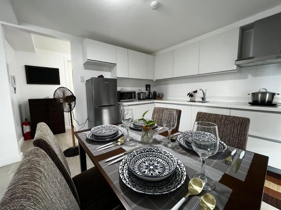 Coffee/tea facilities, Kitchen or kitchenette, Dining area, minibar
