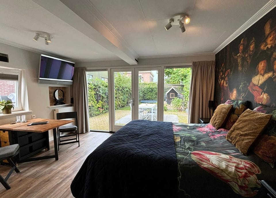 Bed, TV and multimedia, Bedroom, Garden view, Garden view, room service, VIP