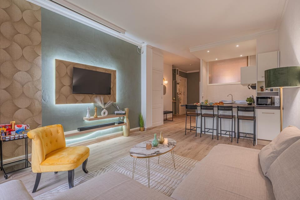 Communal lounge/ TV room, TV and multimedia, Living room, Lounge or bar, Seating area, Family, Family, Family