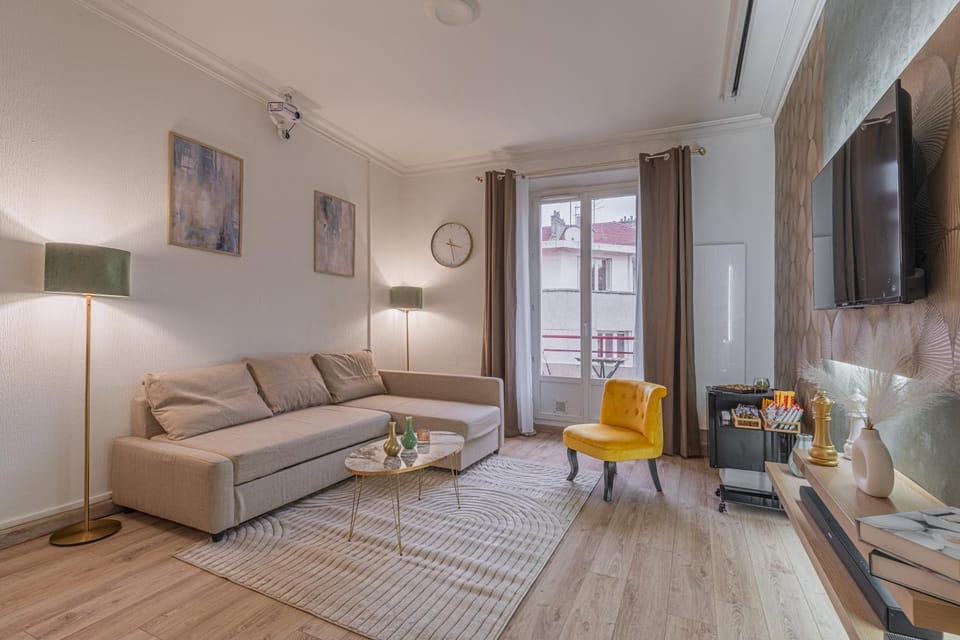 Communal lounge/ TV room, TV and multimedia, Balcony/Terrace, Balcony/Terrace, Living room, Lounge or bar, Seating area, Family, Family, Family