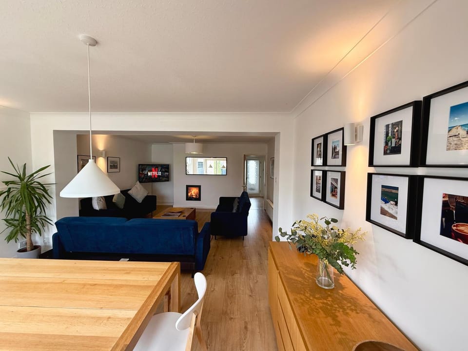 TV and multimedia, Seating area, Dining area, fireplace, fireplace