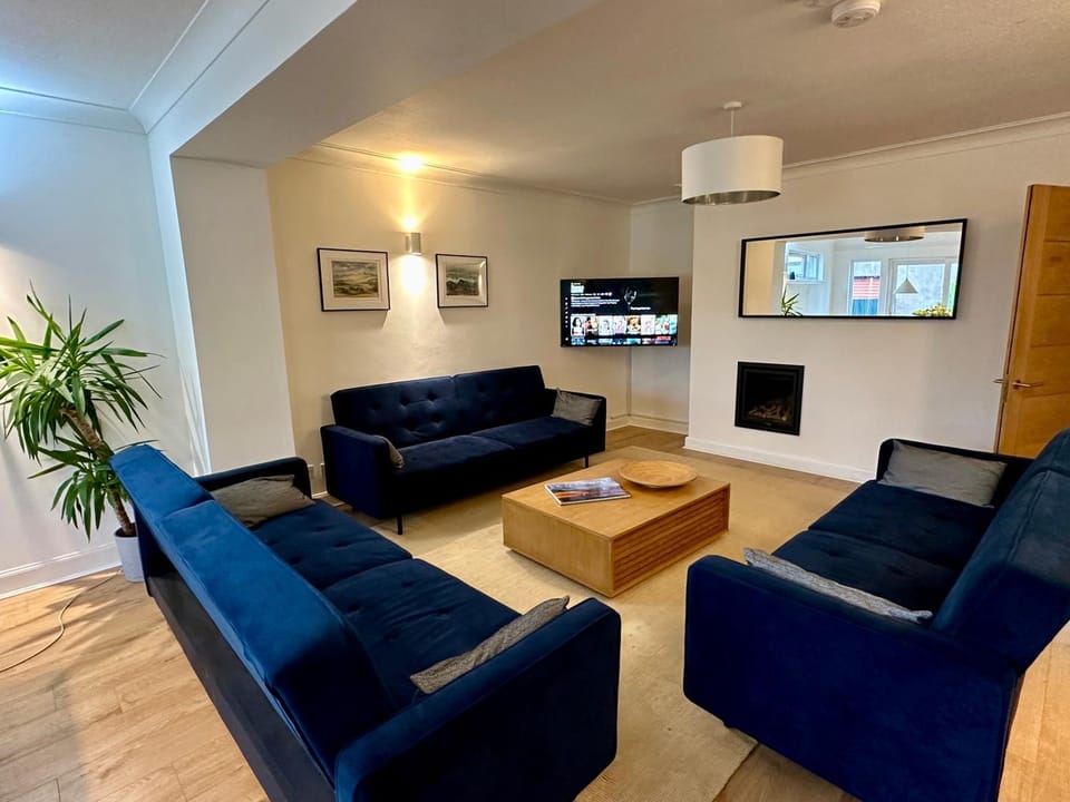 TV and multimedia, Living room, Seating area, fireplace