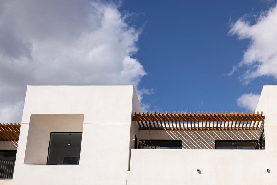 Property building, Day, Balcony/Terrace
