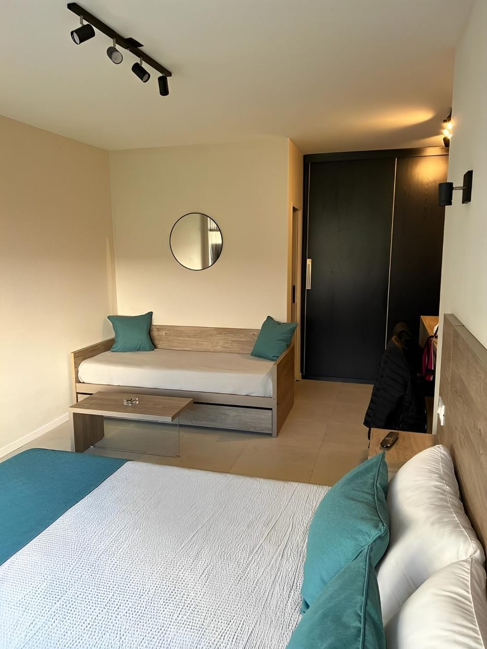 Bed, Seating area