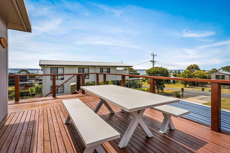 Sea to Sunset View House in Victoria