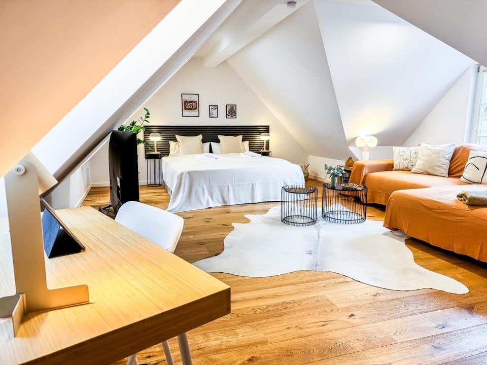 Bed, TV and multimedia, Seating area, Bedroom