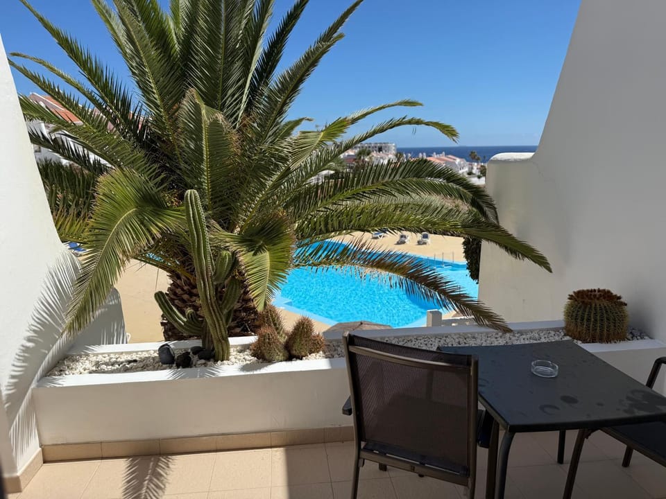 View (from property/room), Balcony/Terrace, Dining area, Pool view, Sea view, Swimming pool