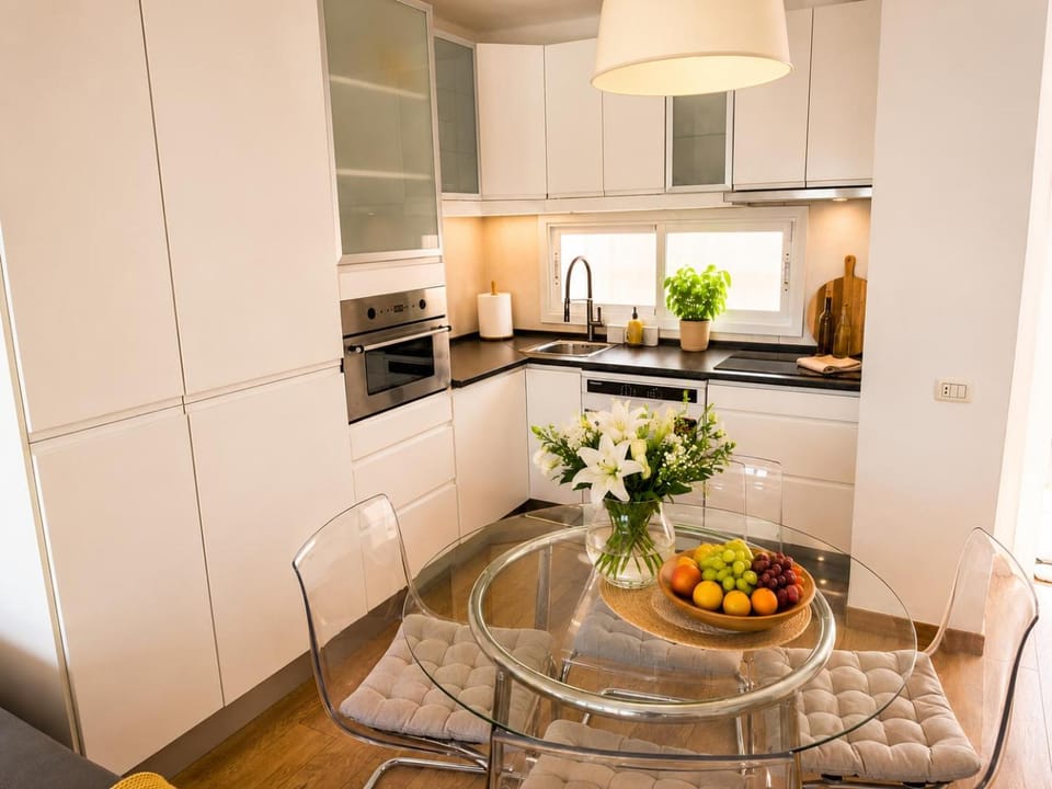 Coffee/tea facilities, Seating area, Dining area, dishwasher, internet, microwave, toaster, kitchen