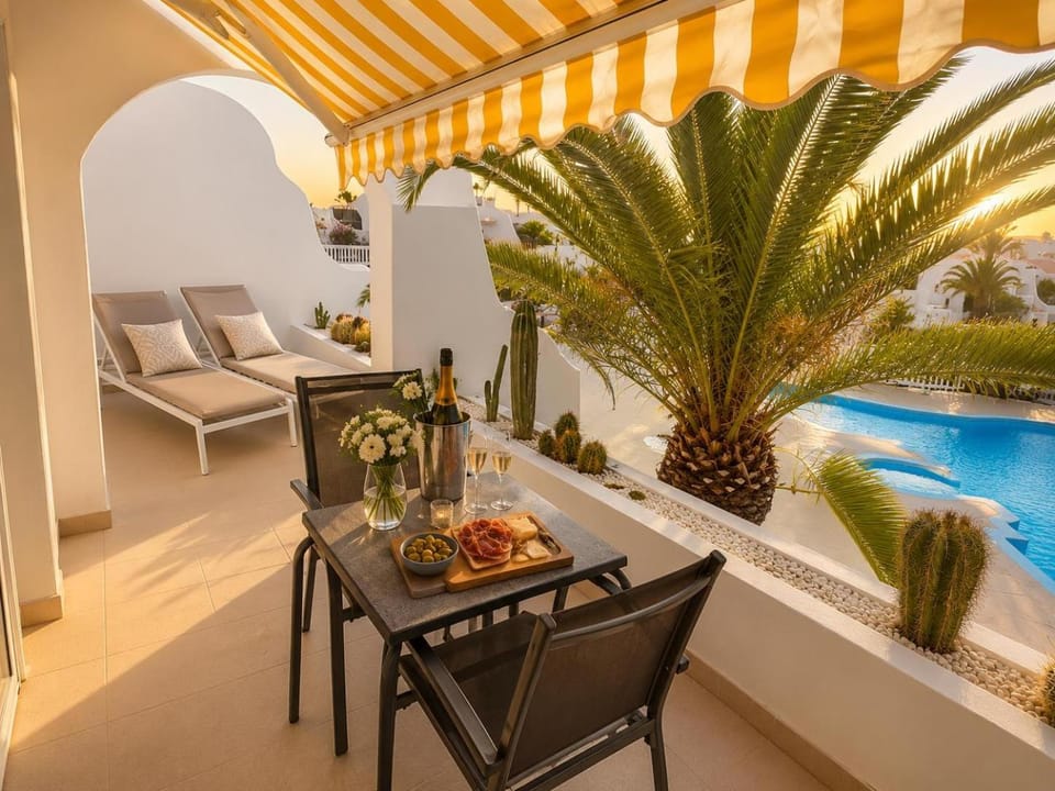 View (from property/room), Balcony/Terrace, Food and drinks, Seating area, Dining area, Pool view, Sunset, sunbed