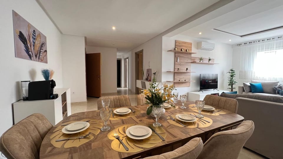 Restaurant/places to eat, Coffee/tea facilities, Living room, Seating area, Dining area