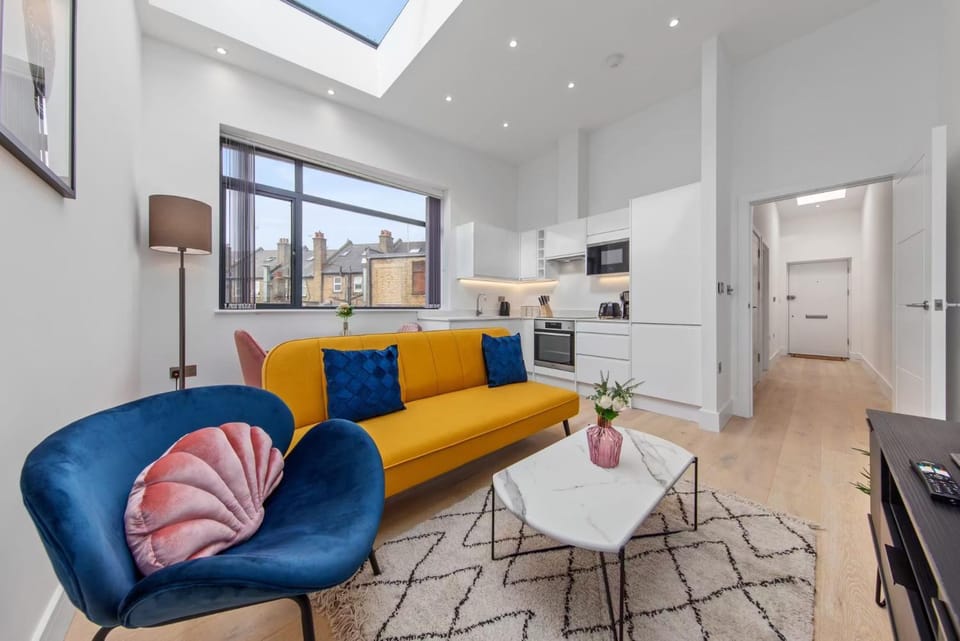 TV and multimedia, Kitchen or kitchenette, Living room, Seating area, Dining area, oven, stove