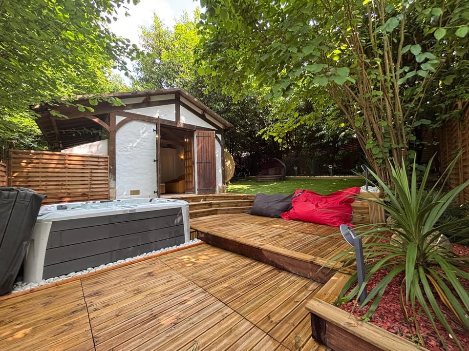 Massage, Sauna, Spa and wellness centre/facilities