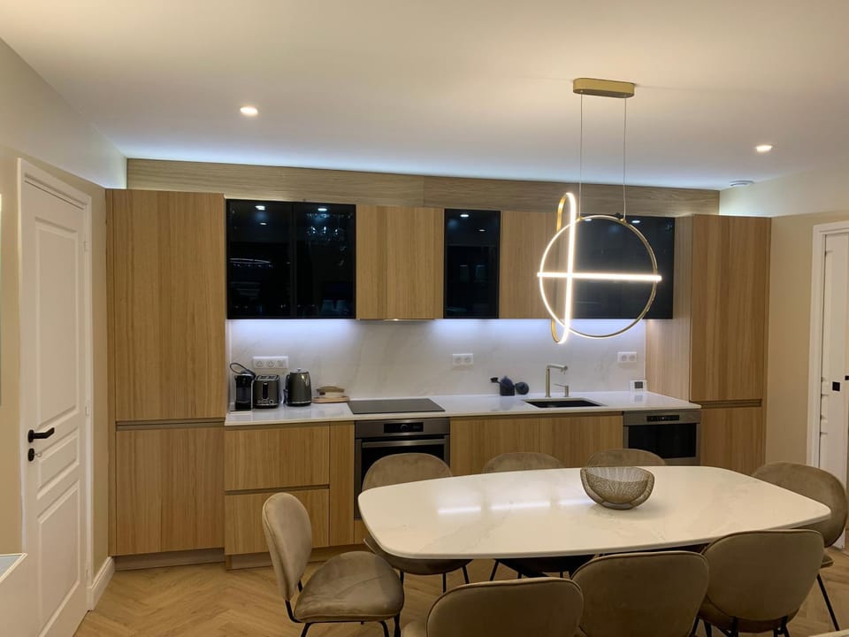 Coffee/tea facilities, Kitchen or kitchenette, Dining area, dishwasher, oven, stove