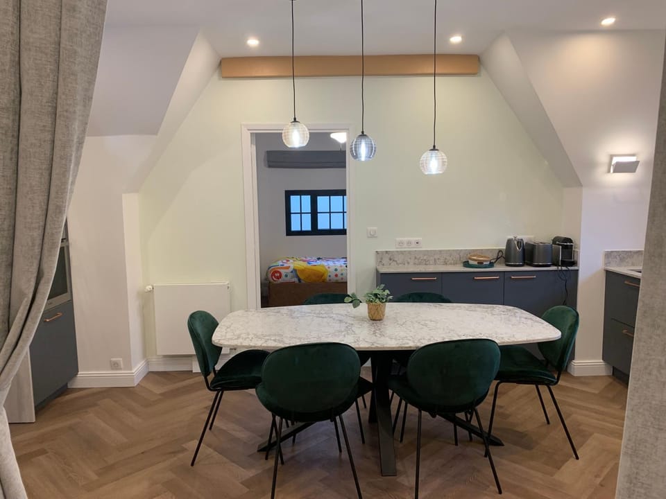 Kitchen or kitchenette, Seating area, Dining area