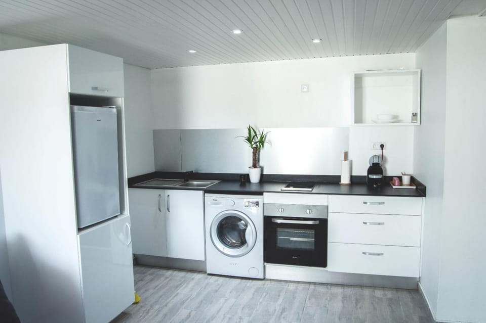 Kitchen or kitchenette, minibar, stove, washing machine