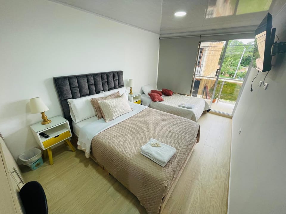 Bed, TV and multimedia, Photo of the whole room, Bedroom, towels