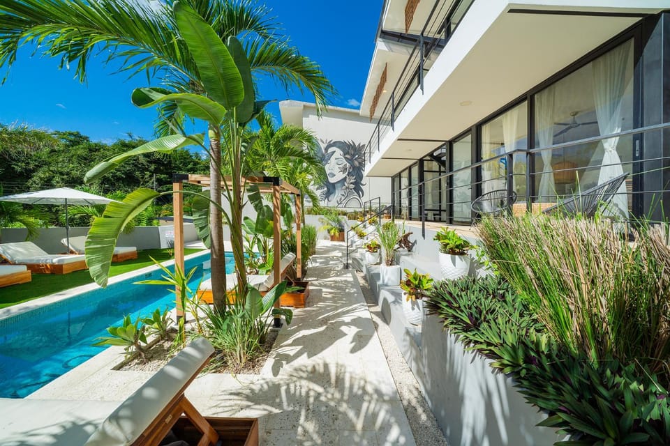 Property building, Garden, Swimming pool, Swimming pool