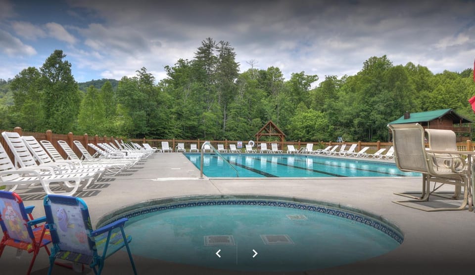 Paradise Found, Hot Tub, Mtn Views, Game Room, 560 FREE tickets each paid day! Chalet in Sevier County