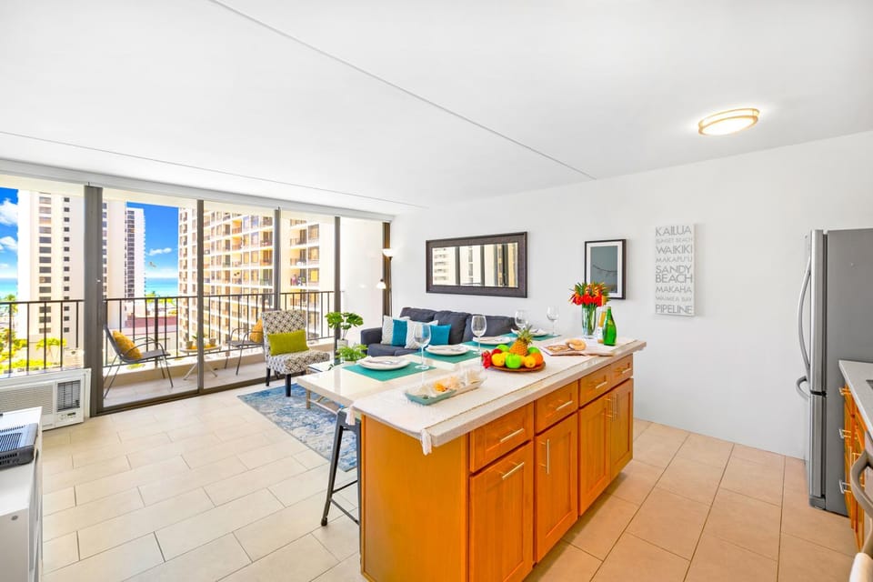 Kitchen or kitchenette, Living room, Food and drinks, Seating area, Dining area, Food, minibar, oven