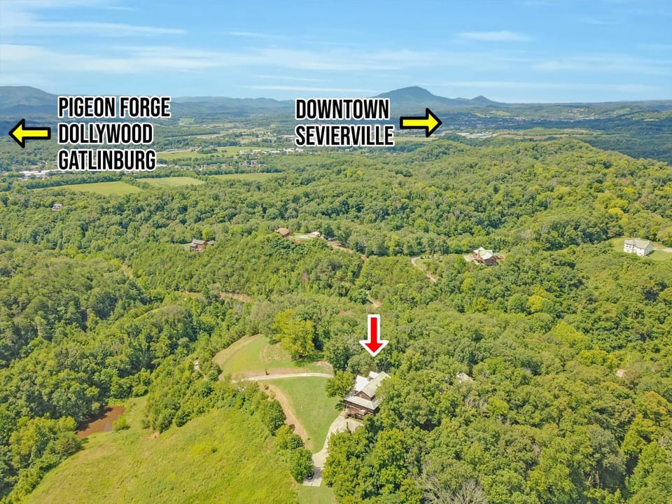 Paradise Glenn, Huge Cabin, Hot Tub, Game Room, 560 FREE tickets each paid day! Cabin in Sevierville