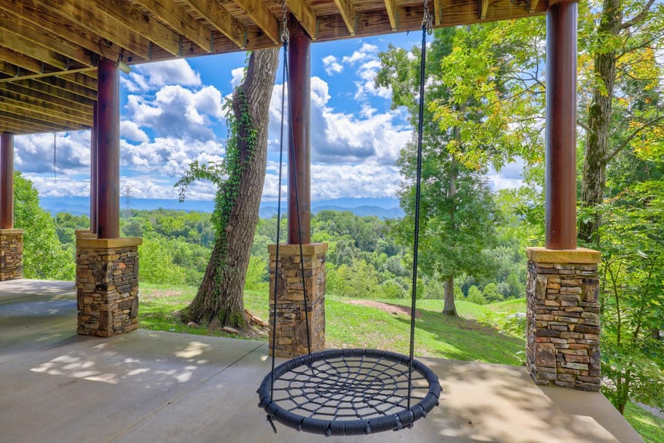 Paradise Glenn, Huge Cabin, Hot Tub, Game Room, 560 FREE tickets each paid day! Cabin in Sevierville
