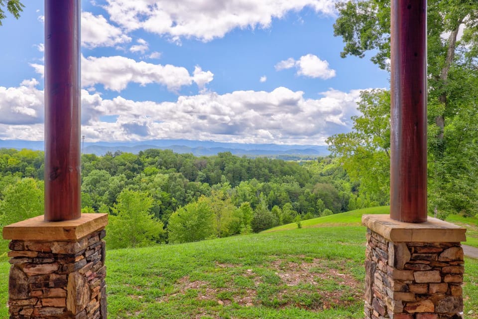Paradise Glenn, Huge Cabin, Hot Tub, Game Room, 560 FREE tickets each paid day! Cabin in Sevierville