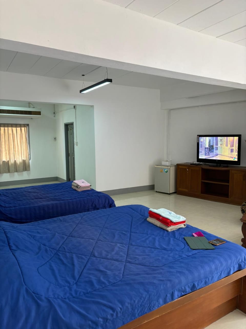Bed, TV and multimedia, Photo of the whole room, Bedroom
