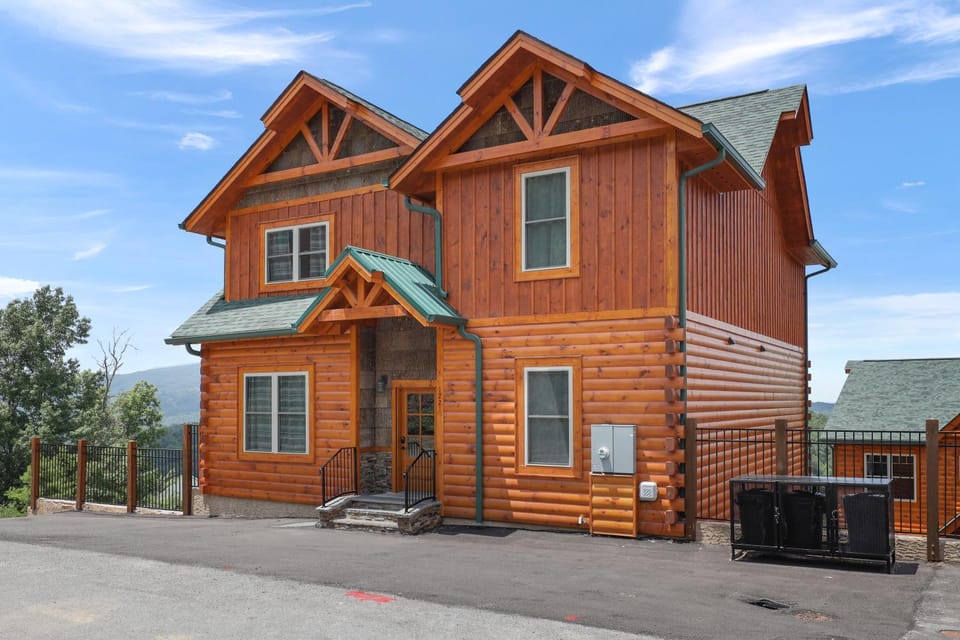 Paradise Pool Lodge, Private Indoor Pool, 560 FREE tickets each paid day!!! Chalet in Pigeon Forge