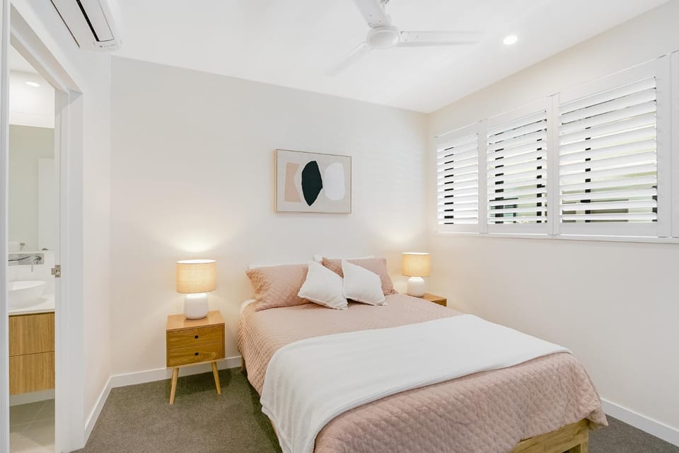 Bed, Bedroom, fireplace