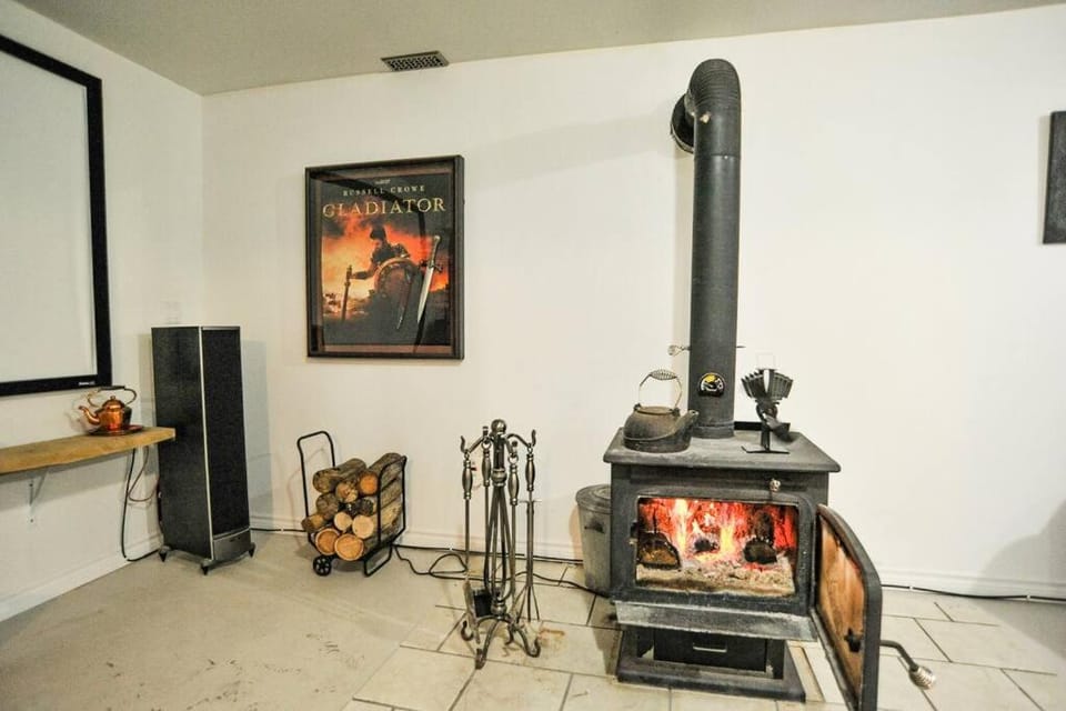 Communal lounge/ TV room, TV and multimedia, Evening entertainment, Entertainment, Family, flat iron